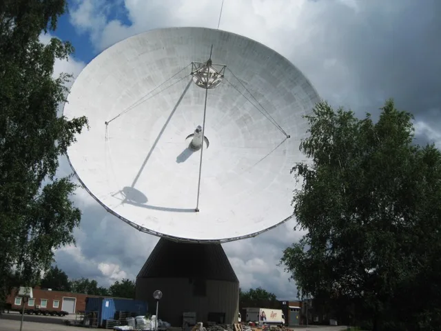 Nagyméretű műholdvevő parabolaantenna egy távközlési földi állomáson